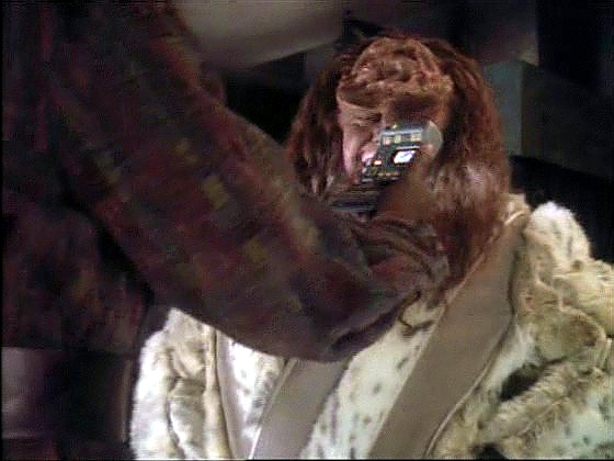 Worf je stále skeptický, jeho trikordér však zjistí, že muž před ním je opravdu Klingon. Víc v té chvíli udělat nemůže.