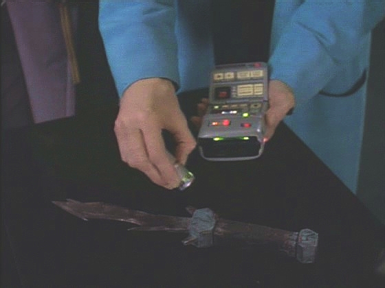 Přivezl s sebou nůž, který má na sobě mít zbytky Kahlessovy krve. Beverly provede porovnání DNA z nože s DNA živého Kahlesse...