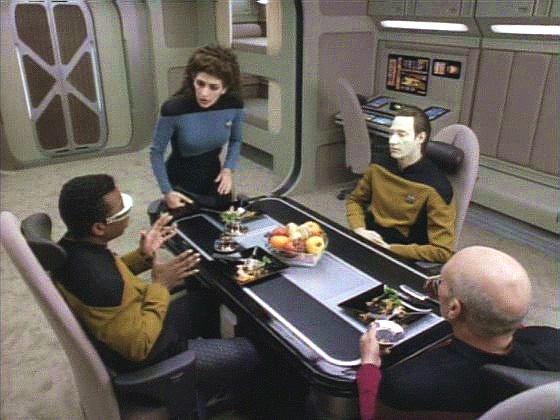 Při návratu runaboutem na Enterprise Deanna najednou sleduje, jak její tři společníci na několik vteřin zamrznou v čase. Pak se totéž přihodí jí a dochází k dalším anomáliím.