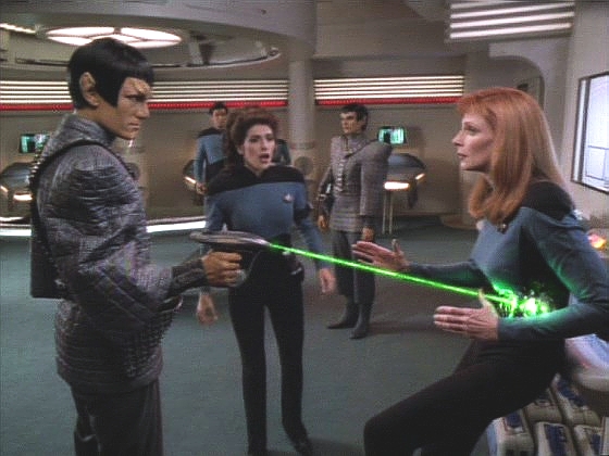Situace na Enterprise je zmatená a vážná. Jestli se čas rozběhne normálně, Beverly zemře. Na loď jsou ale transportováni neozbrojení a ranění Romulané.