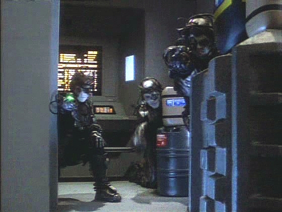 Posádka základny je mrtvá a základna je plná Borgů, kteří se chovají velmi nezvykle. Jejich loď zatím na orbitě zaútočí na Enterprise a pak zmizí v subprostorové distorzi.