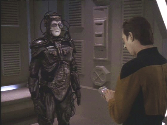 Borg ve vězení nenápadným zařízením vypne Datovy etické obvody a přesvědčí ho, aby se k nim, novým Borgům, připojil. Dat poškodí tažný paprsek a odletí s Crosisem raketoplánem.