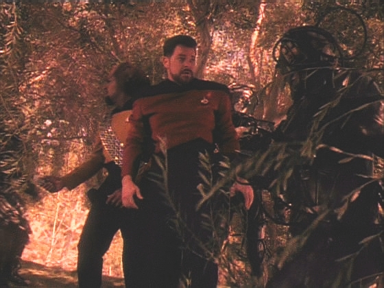 Více než 40 členů posádky nestihla Enterprise evakuovat, když na ni znovu zaútočila borgská loď. Všichni musí vyčkat na posily. Pak jsou Worf a Riker objeveni Borgy...