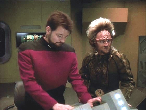 Baran je připraven bezmocnou základnu zničit, ale Riker tvrdí, že se svými přístupovými kódy dokáže sklopit štíty Enterprise, aby ji zneškodnili. 
