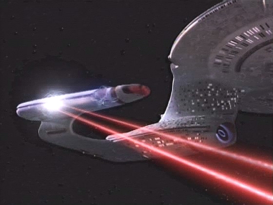 Dat sice netuší, proč to Riker dělá, když dobře ví, že jeho kódy byly mezitím změněny, ale hraje s ním. Sklopí štíty a Baranova loď okamžitě střílí na Enterprise.