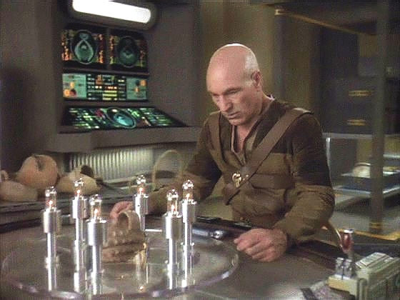 Kapitán analyzuje nakradené artefakty a pátrá po docela určité signatuře. I on si je vědom toho, že hledají romulanský předmět. Nejbližší místo se starými romulanskými ruinami je Calder II.