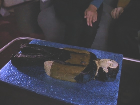 Když je po všem, navštíví Data Deanna. Odpustila mu jeho útok, ovšem přinesla mu dort - tentokrát ve tvaru Data.