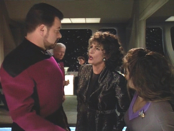 Lwaxana však jedná podivně i v rámci svého excentrického chování: podá si Willa, že je to jeho vina, že Deanna ještě není vdaná.