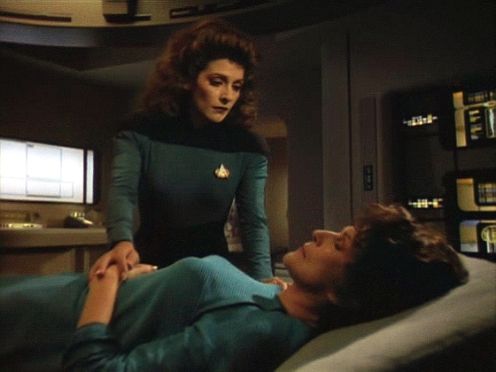 Lwaxana je v kómatu, pouze telepatická část její mysli je aktivní. Když se Deanna pokusí o telepatický kontakt, slyší matčino volání o pomoc.