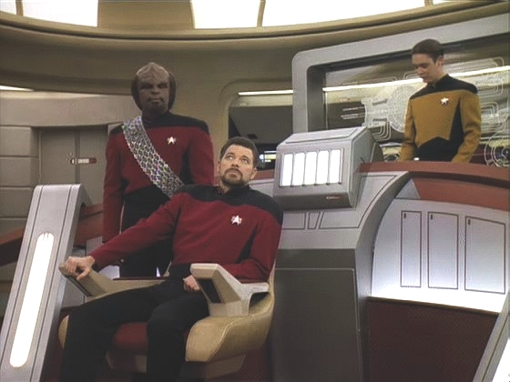 Poručík Crusher vysílá Worfovu kvantovou signaturu trhlinou, kterou Worf proletěl. V této trhlině se protíná nekonečné množství kvantových realit, mezi nimiž Worf přechází.