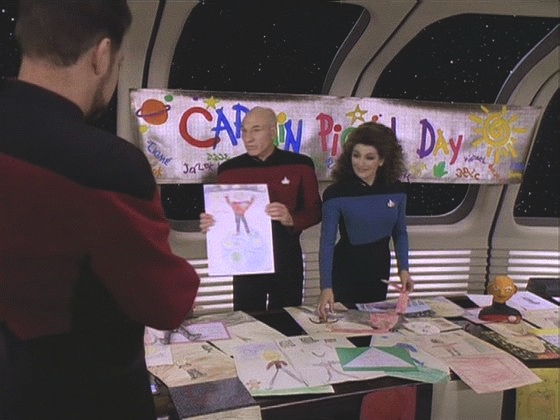 Na Enterprise se každoročně slaví Den kapitána Picarda. Picard musí vybrat zdařilá výtvarná dílka dětí a udělit jim ceny a čestná uznání.