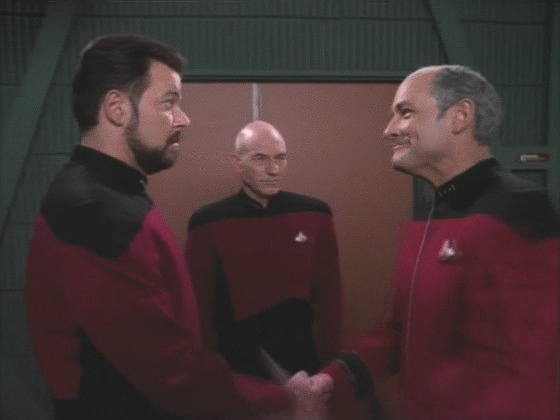 Riker se se smíšenými pocity vítá s admirálem Pressmanem, svým prvním kapitánem na USS Pegasus. Admirál má zprávy, že Romulané objevili vrak Pegasu.