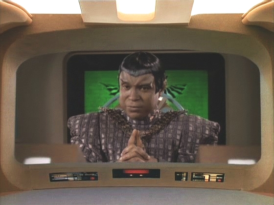 Enterprise letí do pásu asteroidů v soustavě Devolin, který už propátrává romulanský válečný pták.