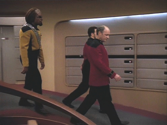 Kapitán je tímto porušením Algeronské smlouvy šokován a dává Pressmana zatknout. Riker se k němu na vlastní žádost připojuje.