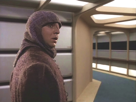 K smrti vyděšený se dostává do chodeb Enterprise a dojde až do Přední desítky,...
