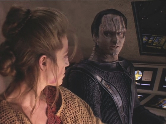 Při krátké cestě do cardassijského prostoru se dozvídá něco o Joretově motivaci a o neslavných poměrech v cardassijské armádě.