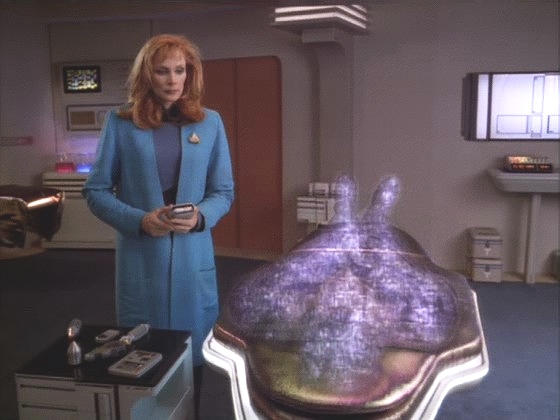 Na pozici těsně u hranic s Cardassií objeví Enterprise záchranný modul v cardassijském prostoru. Jeho pasažér potřebuje lékařskou asistenci - a je přísně tajný.