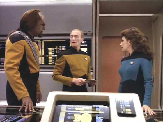 V databázi Enterprise najde muže ze svého vidění, Pierce, který nyní slouží ve strojovně. Při rozhovoru s ním pouze nejasně cítí, že Pierce něco zamlčuje.