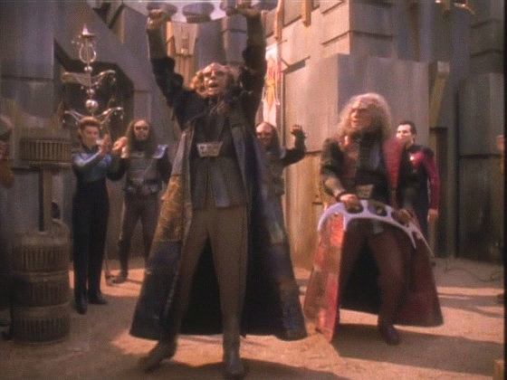 Worf, nešťastný z Alexandrovy absolutní nechuti stát se klingonským válečníkem, s ním navštívil festival Kot'baval, aby ho seznámil s klingonskou kulturou. Sledují klasickou operu.
