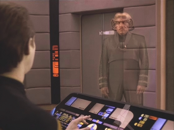 Na můstku se objevil hologram DaiMona Boka, který vyhrožuje, že se za smrt svého syna pomstí zabitím Picardova syna. Kapitán je šokován, že by měl mít syna.