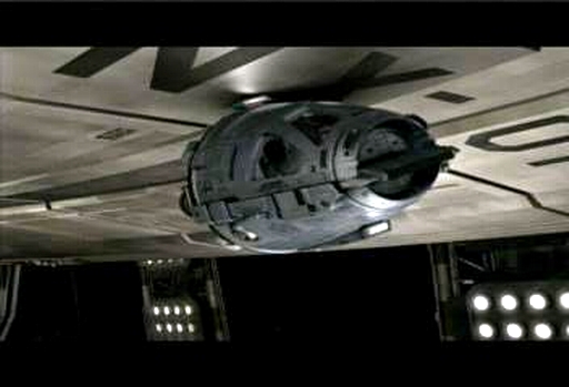 Transportní kapsle s kapitánem Archerem a šéfinženýrem Tuckerem pod talířem Enterprise NX-01 na orbitě Země.