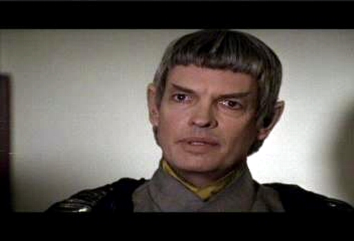 Soval, vedoucí vulkanské skupiny při Velitelství Hvězdné flotily, kde se řeší, co podniknout se zraněným Klingonem.