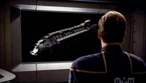 Enterprise se přibližuje k lodi, která neodpovídá, ač senzory ukazují slabé známky života.