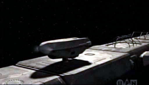 Raketoplán Enterprise přistává na cizí lodi.
