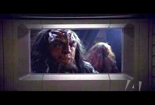 Když Enterprise po týdnu najde Xyrilliany, musí napřed vyjednávat s Klingony, za jejichž lodí se teď Xyrilliané vezou.