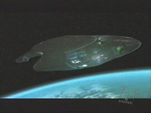 …brání se Enterprise na orbitě malurijské lodi.