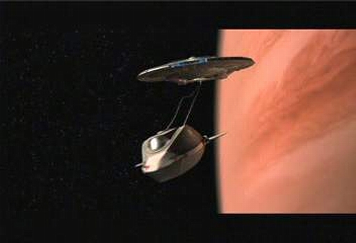 ... zachytí ji ale Enterprise vlešnými lany a přitáhne do hangáru raketoplánů.