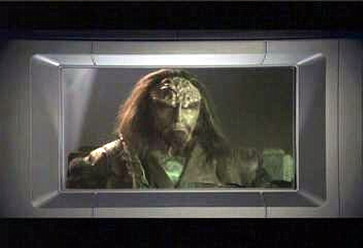 Uzdravený klingonský kapitán ihned požaduje, aby se Enterprise vzdala.