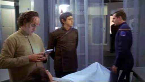 Na ošetřovně Enterprise Sopek slibuje, že se u vulkanského velení přimluví, aby T'Pol mohla zůstat.