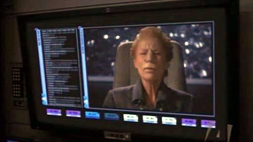 Coridanská kancléřka ujišťuje posádku Enterprise, že se po unesených i únoscích usilovně pátrá.