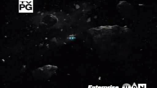 ... se poškozený vrací k poli asteroidů, které mapovala Enterprise.