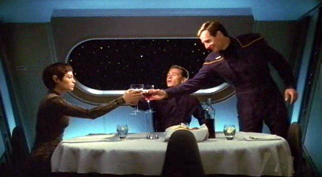 Kapitán a první důstojník připíjejí na úspěšný rok činnosti T'Pol na Enterprise.
