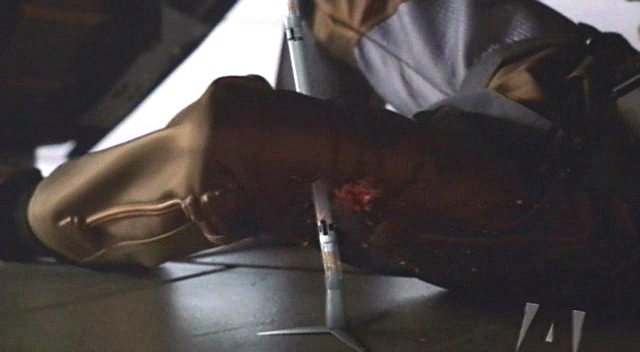 Při jednom z jeho prvních úkonů se mina ukotví další nožkou, která je spojená s detonátorem, a "přišpendlí" Malcolma k plášti lodi.