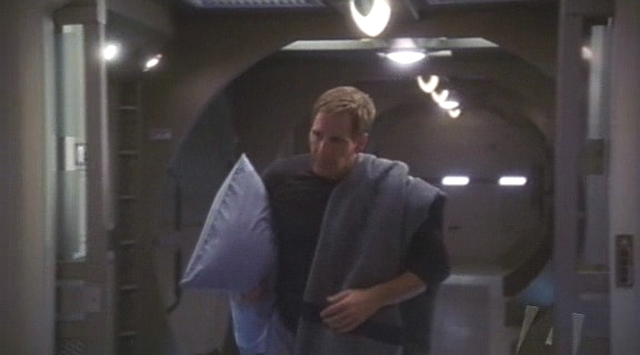 Frustrovaný kapitán Archer, který byl po pěti dnech neúspěšného vyjednávání o plasmový injektor vykázán z planety, se rozhoduje strávit noc na ošetřovně.