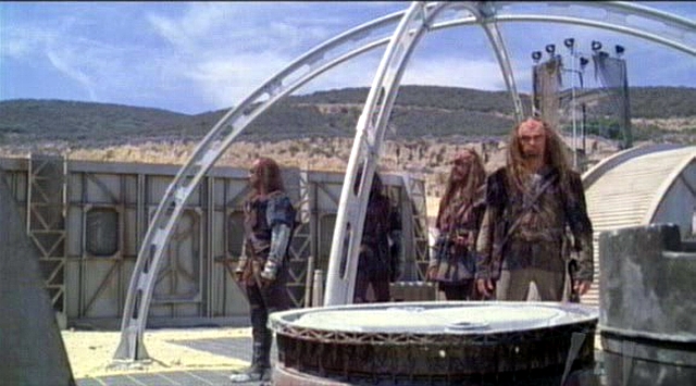 Skupina Klingonů už pět let terorizuje tábor horníků těžících deuterium. Tentokrát se dostavili o tři dny dříve.