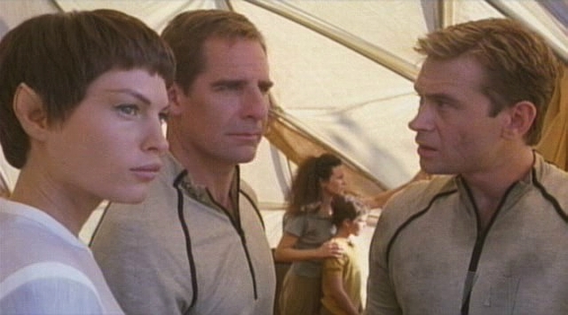 Kapitán Archer, T'Pol a Trip, kteří tu hodlají získat deuterium, jsou svědky počínání Klingonů a pranic se jim to nelíbí.