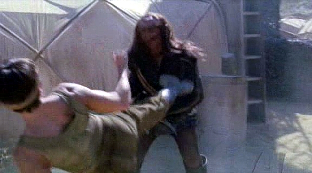 Dochází k přestřelkám i k boji muže proti muži, v tomto případě Klingona proti T'Pol.