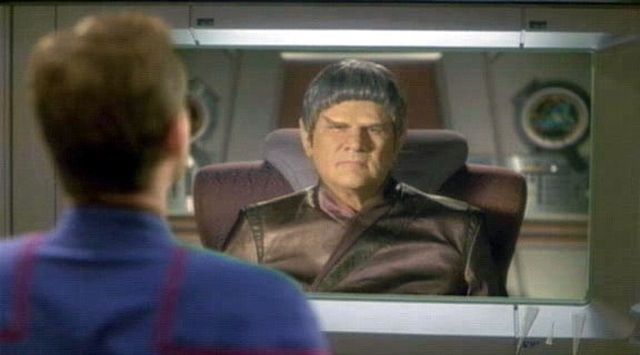 Trip zatím na Enterprise zažívá horké chvilky. Před kapitánem Tavekem se musel dokonce vydávat za kapitána Archera.