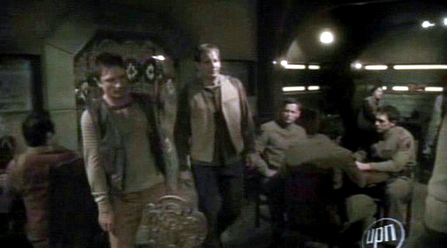 Archer a Reed vstupují do hostince, kde Reed při předcházející návštěvě vytrousil komunikátor.
