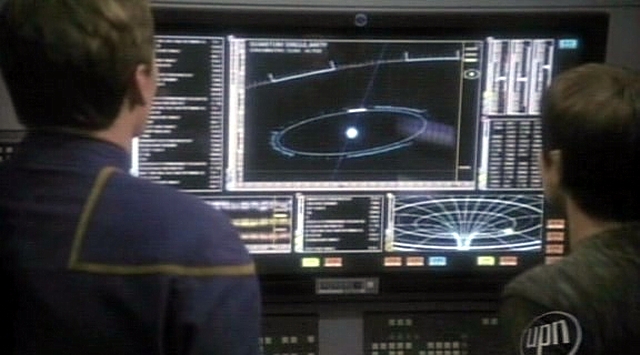 Archer a T'Pol sledují schematické znázornění singularity - černé díry, jejíž okolí hodlají prozkoumat.