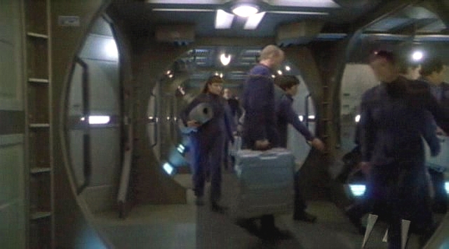 Posádka se stěhuje do stísněných prostor warp gondol, kde bude trávit více než týden.