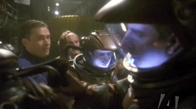 Kapitán, T'Pol a Reed se vydávají do trupu lodi. Musí jednak zabránit naběhnutí warp reaktoru a jednak získat loď zpět.