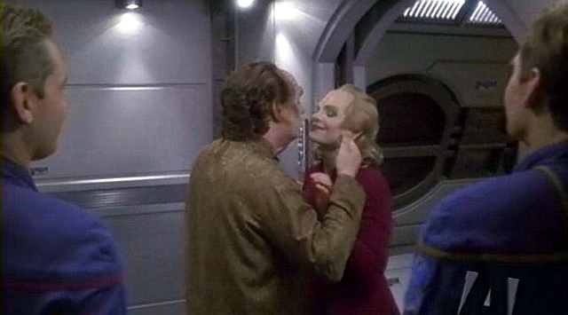 Doktor Phlox se vítá se svou druhou manželkou, s níž se téměř čtyři roky neviděl.
