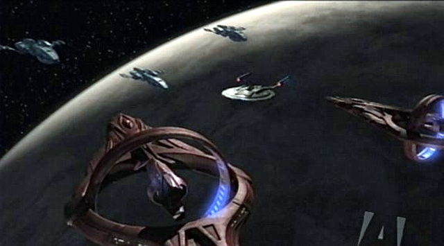 K planetě se mezitím přiblížily tři andorianské lodě. Když obě vulkanské lodě i všechny andorianké začnou nabíjet zbraně, navede Travis na Tripův rozkaz Enterprise mezi ně.
