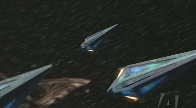 Přilétají Tholiané ve svých šipkovitých lodích. K Archerovu překvapení však neútočí na Enterprise, nýbrž na Sulibany, čímž mu poskytnou trochu času.