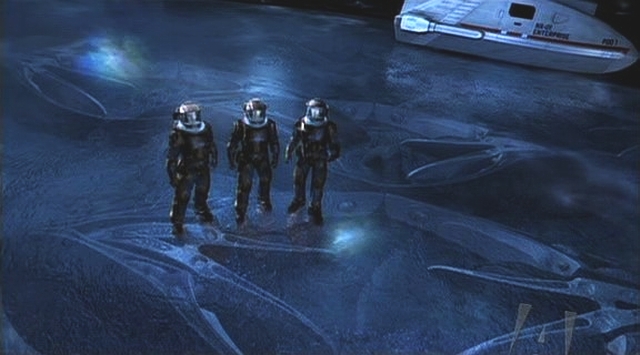 Kapitán, Trip a Malcolm se vydávají do obrovské jeskyně, v níž je Enterprise lapena a v níž se pohybují jakási světélka.